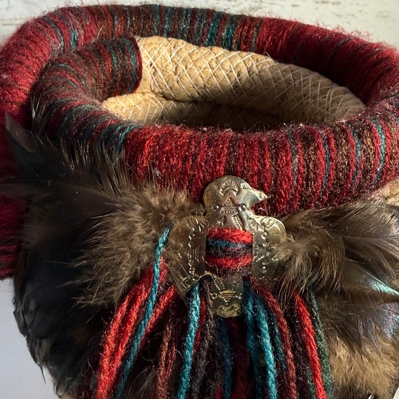 Handmade Art Of Coiling Basket Native American Design Gold Emblem Feathers - Picture 3 of 11